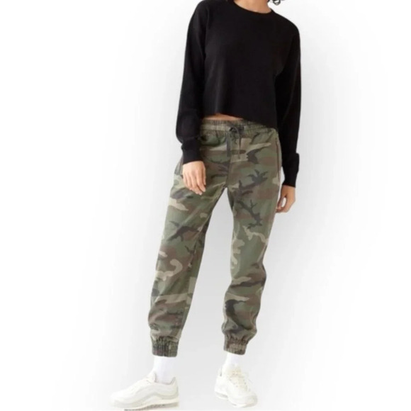 TNA Alix Green Camo Slouchy Jogger 4 - Picture 1 of 7